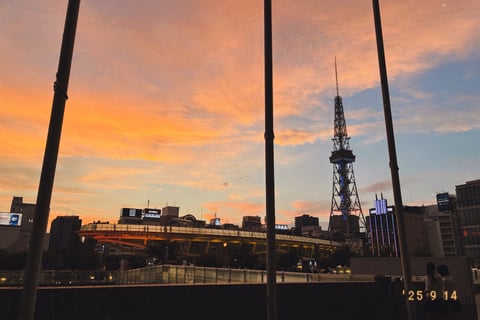 夕日と塔が合わさって、エモい一枚になりました。
