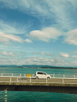 空と海と車