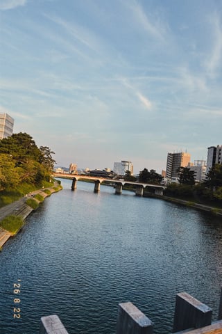 空と橋と川
