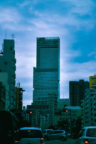 そびえ立つあべのハルカス。