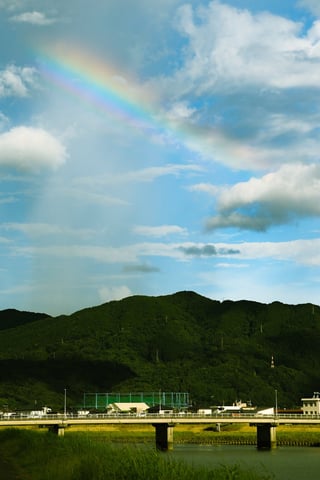 最高のスナップ日和で、熊本の河川敷を歩いていてふと振り帰ったら虹が出ていた。