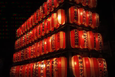 EOS RにGIZMON製のutulensを装着してスナップ。
32mmF16固定の「写ルンです」のレンズ。