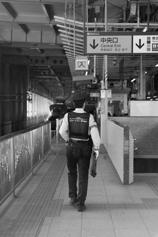 仙台駅にてモノクロスナップ。
50mmスナップも好きだなぁ。