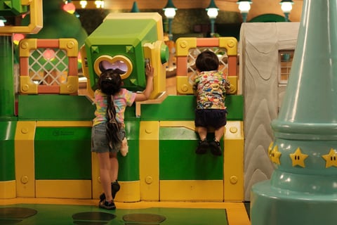 すっかり夜になり、少し寂しさも感じて、辺りを眺めていた子供たち。
わかる。帰りたくないよな。