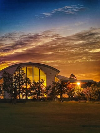 茜色に染まる空間
時々お散歩で通る家の近くの
市立総合公園コミュニティプールの
沢山のガラス窓の反射で
黄昏の夕日が倍に広がる