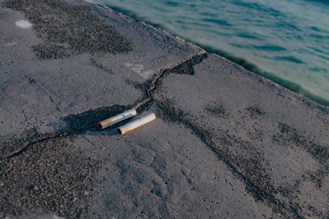 夕暮れ時の七里ヶ浜
タバコの吸い殻がエモさを際立てます