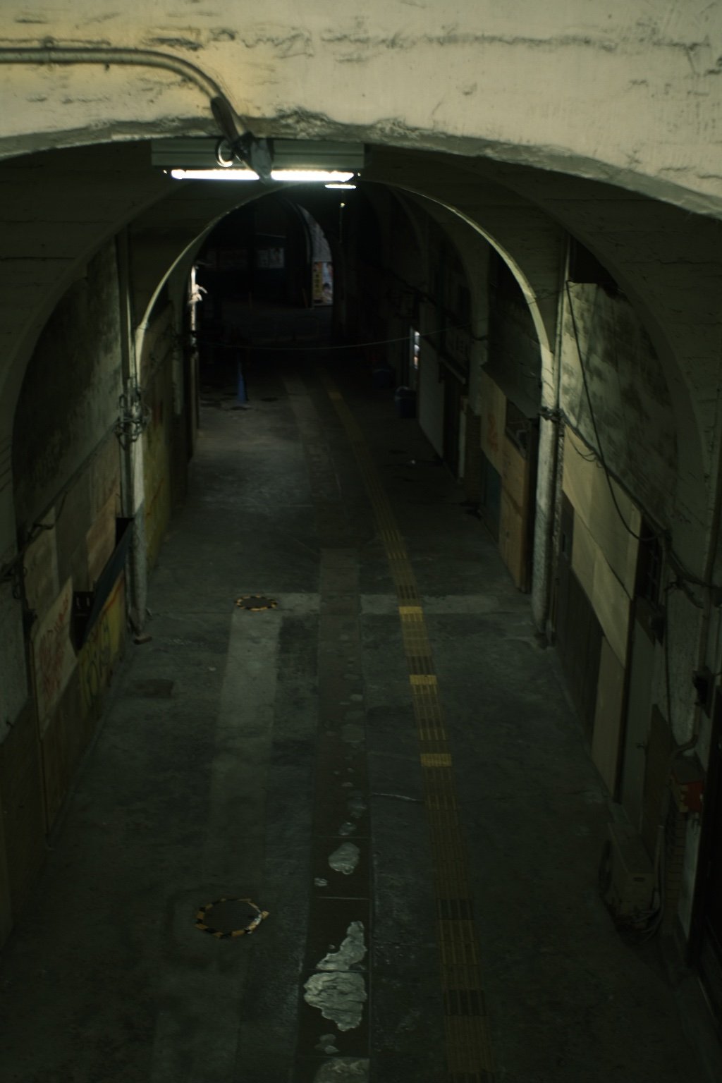 国道駅にて
駅とは思えない暗さでした