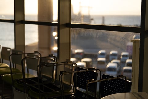 船の見送り
夕陽に向かって出発する船を見送る気持ちは、その時だけ島の一員になれたような新鮮な感覚でした。