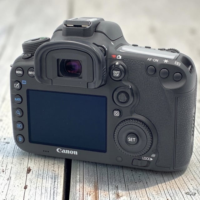 EOS 7D Mark II ボディ