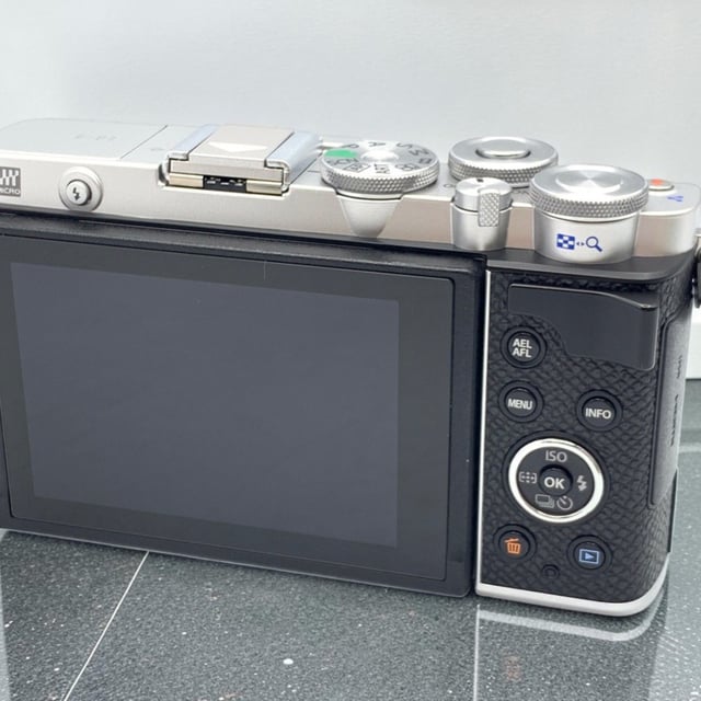 OLYMPUS PEN E-P7 ボディ "シルバー"