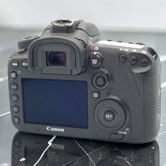 EOS 7D Mark II ボディ