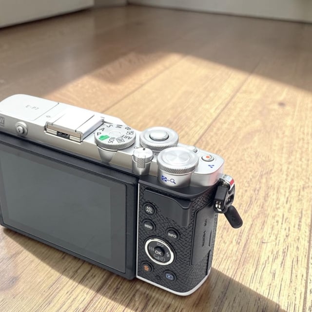 OLYMPUS PEN E-P7 ボディ "シルバー"