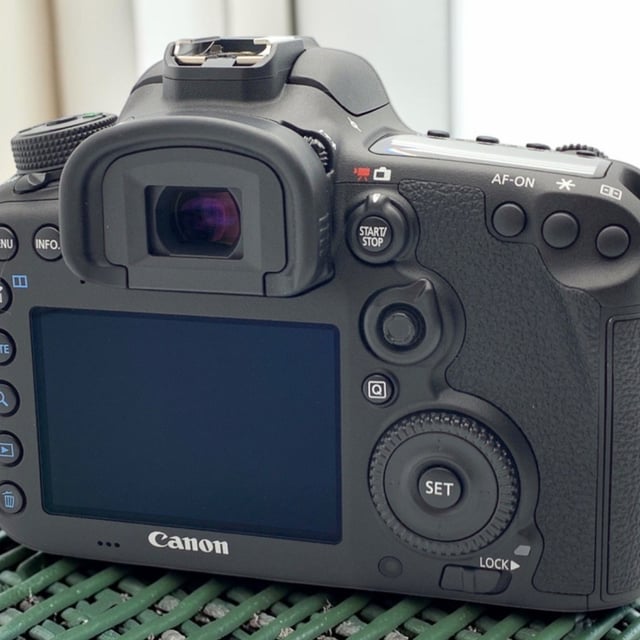 EOS 7D Mark II ボディ
