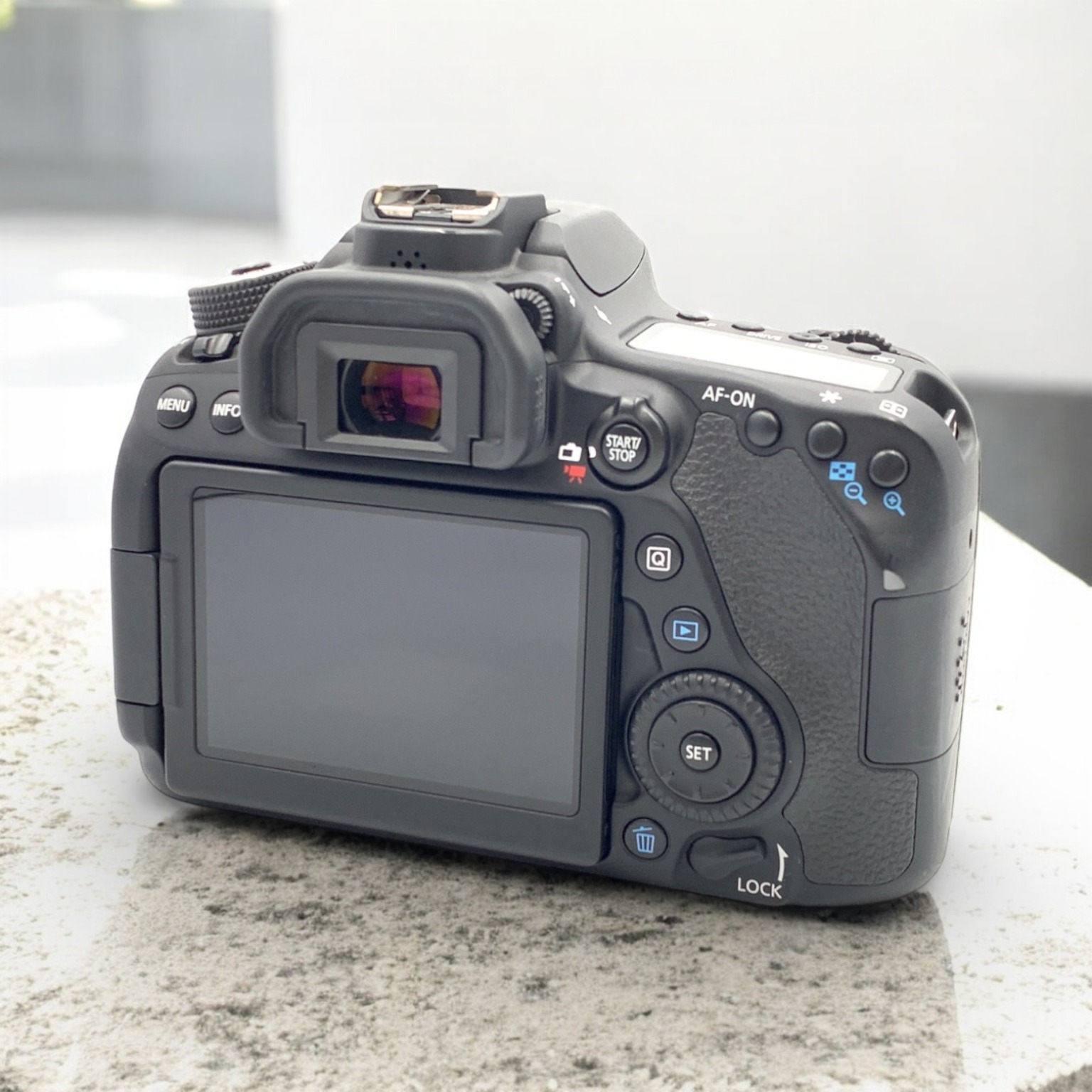 EOS 80D ボディの中古カメラを買うならみんなのカメラ IBRZ_w9E2gLT