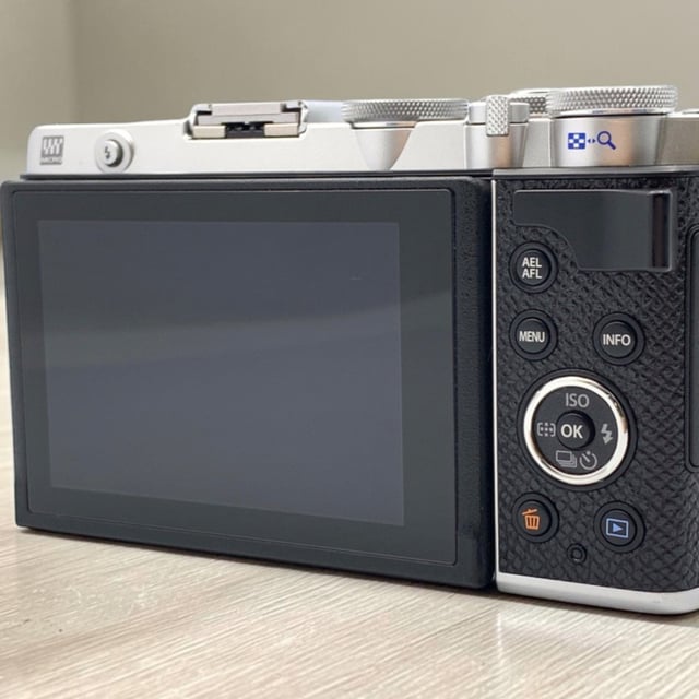 OLYMPUS PEN E-P7 ボディ "シルバー"