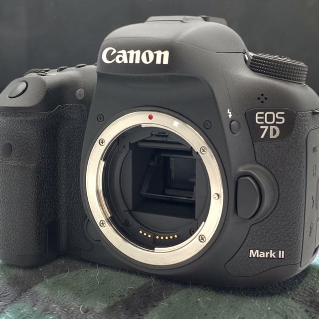 EOS 7D Mark II ボディ