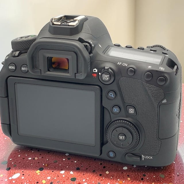 EOS 6D Mark II ボディ