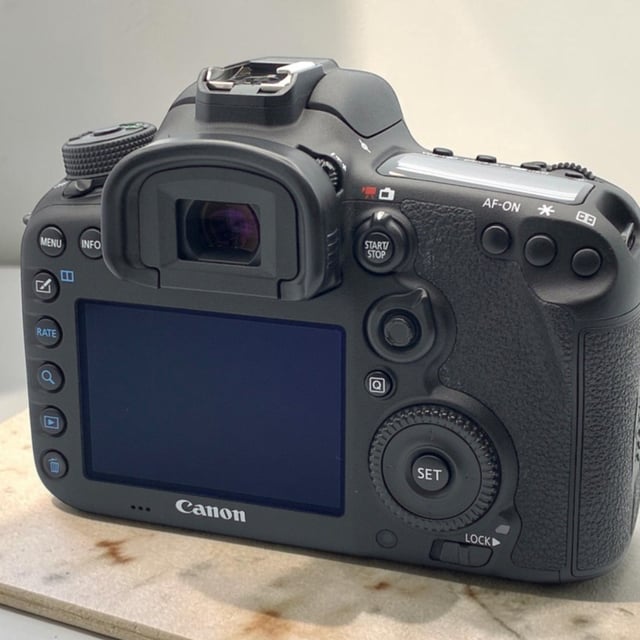 EOS 7D Mark II ボディ