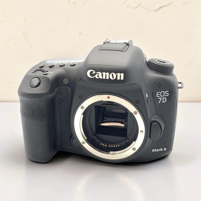EOS 7D Mark II ボディ