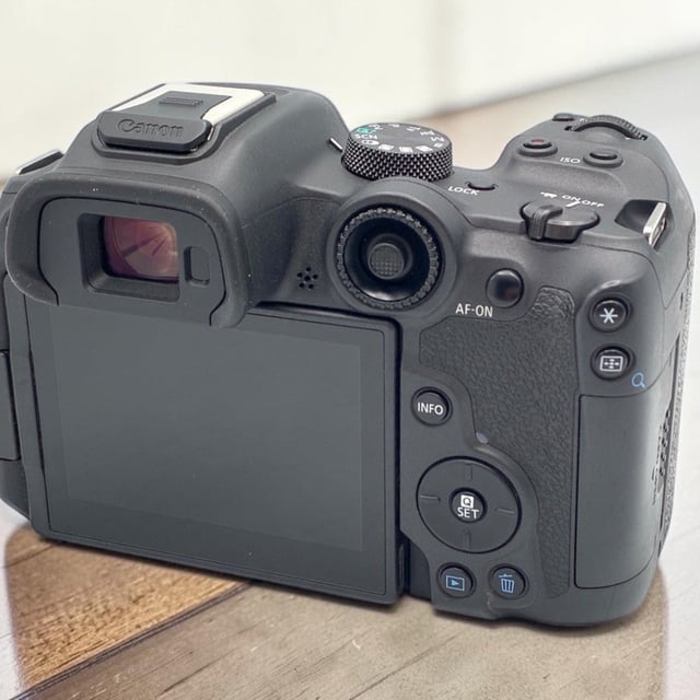 EOS R7 ボディ