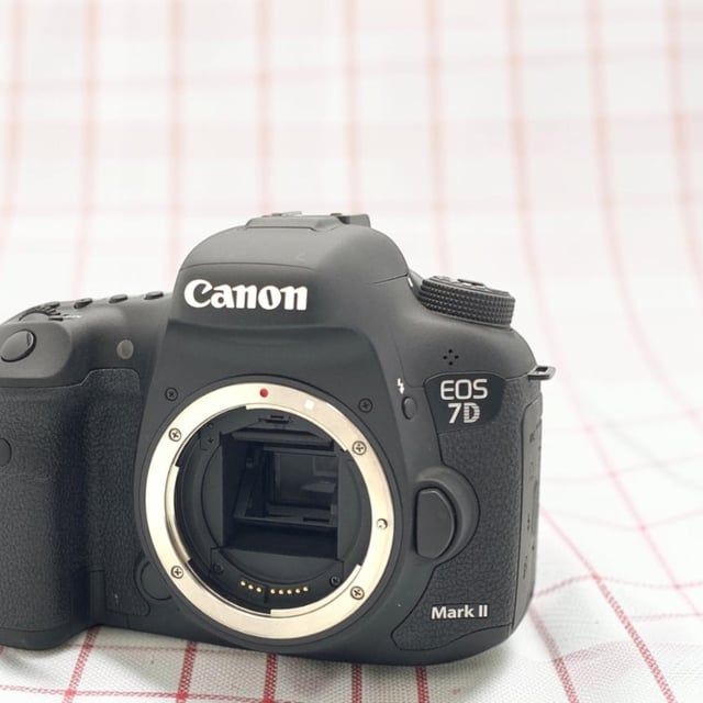 EOS 7D Mark II ボディ