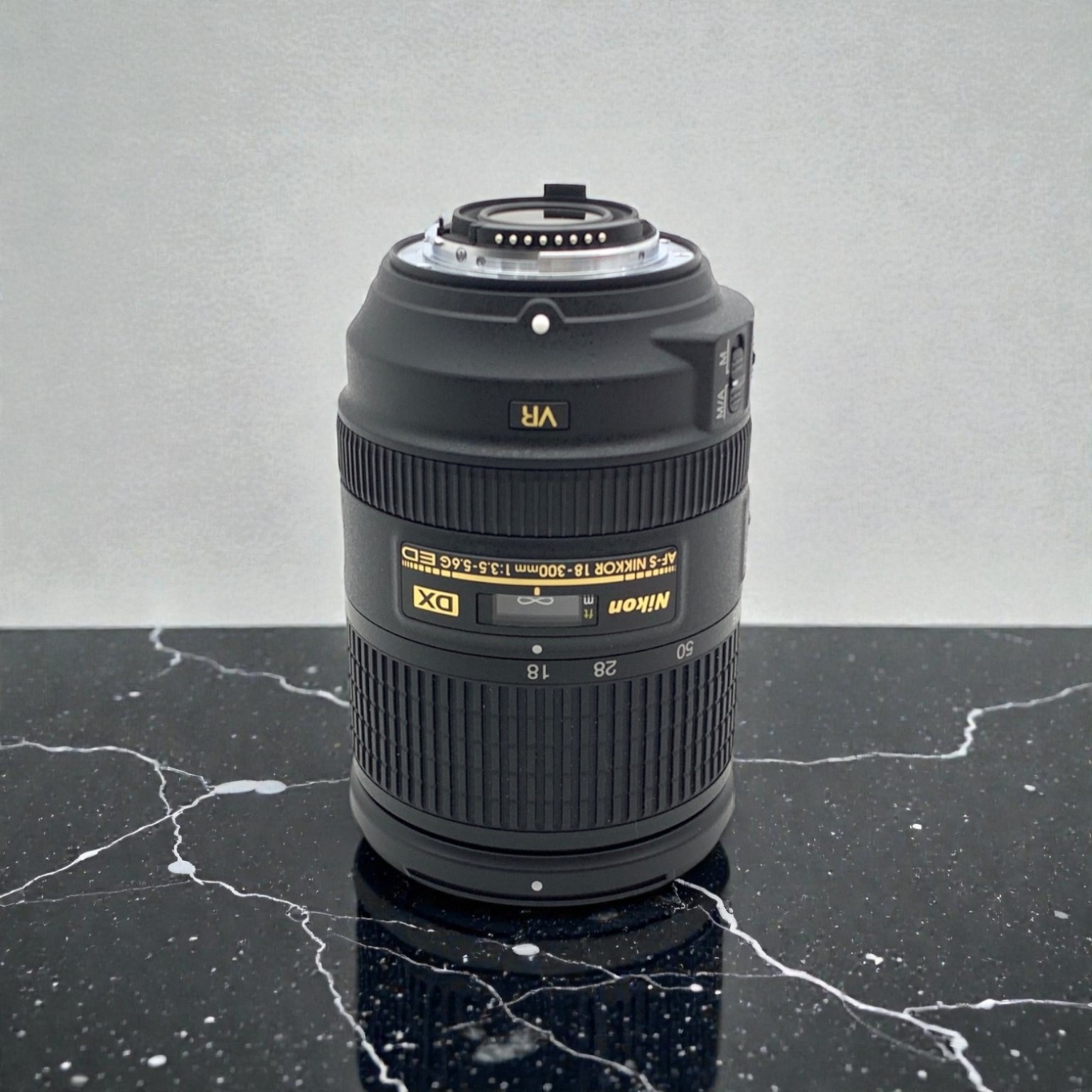 ニコン AF-S DX NIKKOR 18-300mm f/3.5-5.6G ED VRの中古 (美品