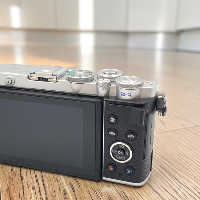 OLYMPUS PEN E-P7 ボディ "シルバー"