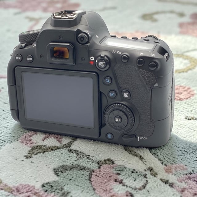 EOS 6D Mark II ボディ