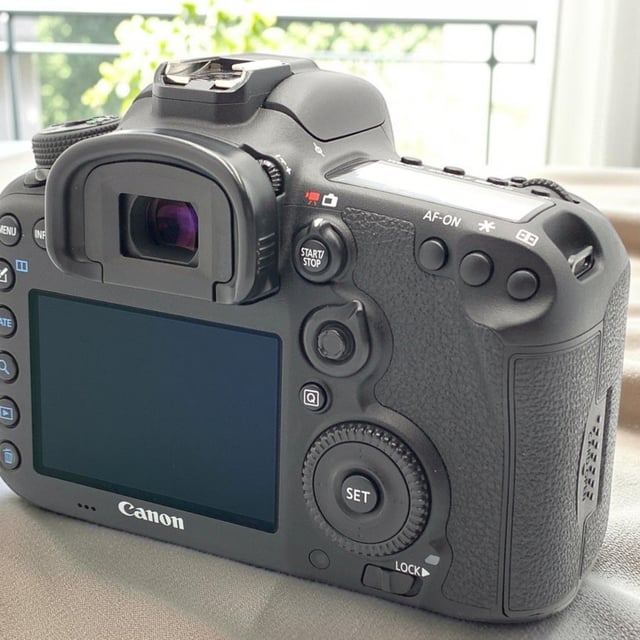 EOS 7D Mark II ボディ