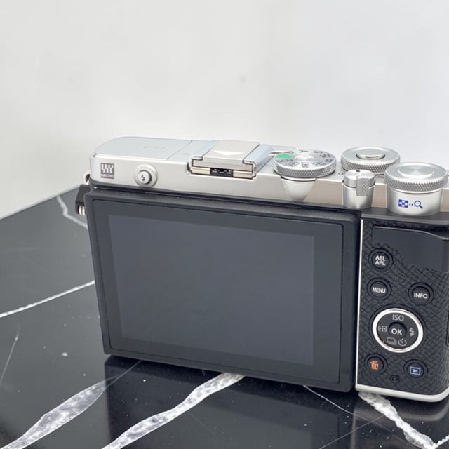 OLYMPUS PEN E-P7 ボディ "シルバー"