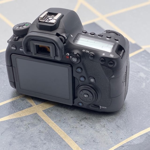 EOS 6D Mark II ボディ