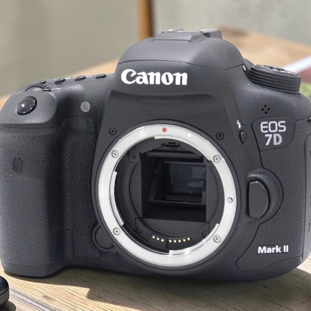 EOS 7D Mark II ボディ