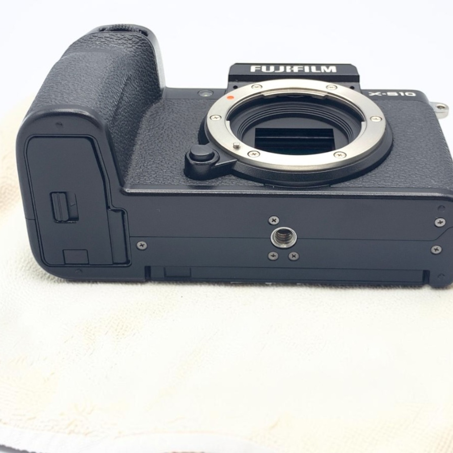 フジ X-S10 ボディのみ ショット数1100未満 used 富士フイルム X-S10 ボディの中古 (美品)・¥116,700 by さより