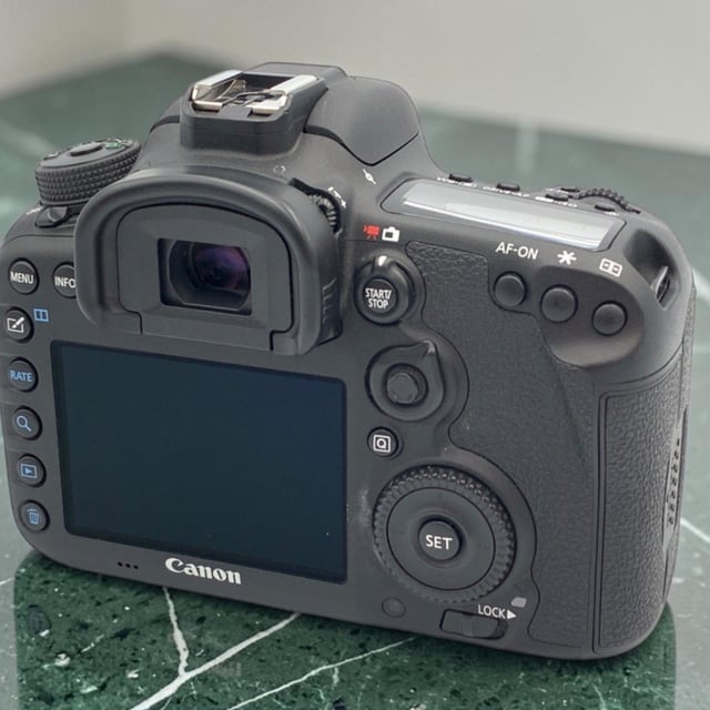 EOS 7D Mark II ボディ