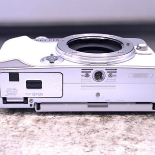 OLYMPUS PEN E-P7 ボディ "ホワイト"