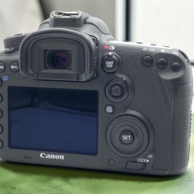 EOS 7D Mark II ボディ