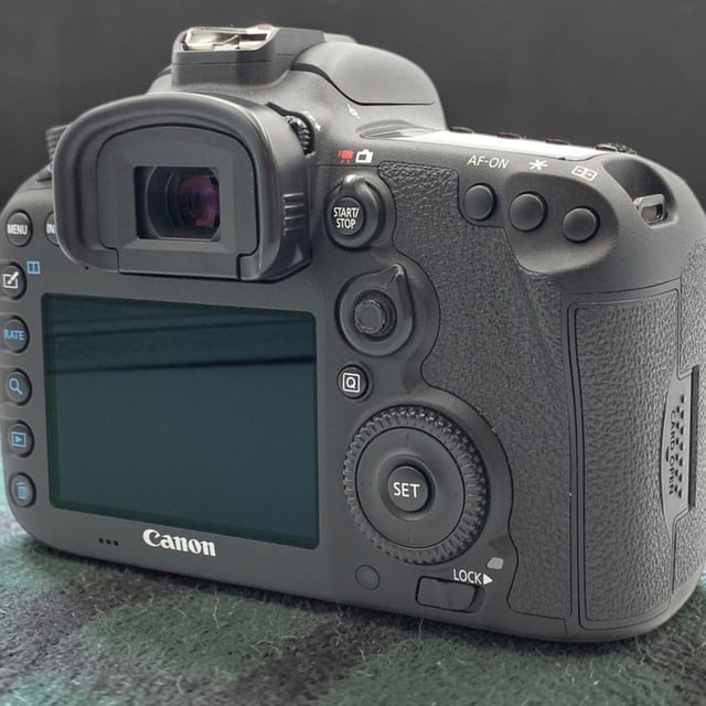 EOS 7D Mark II ボディ