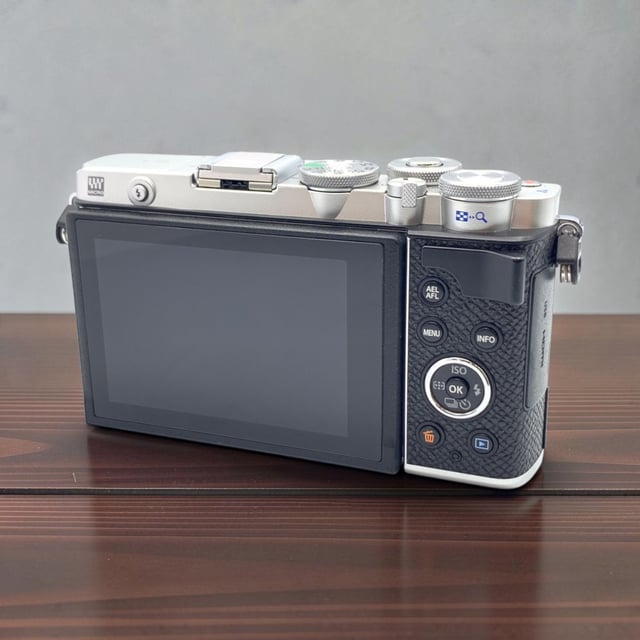 OLYMPUS PEN E-P7 ボディ "シルバー"