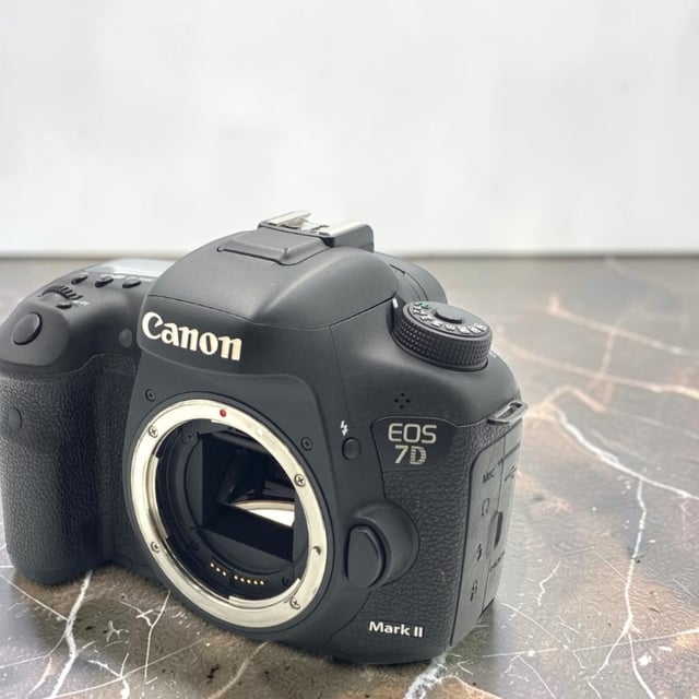 EOS 7D Mark II ボディ