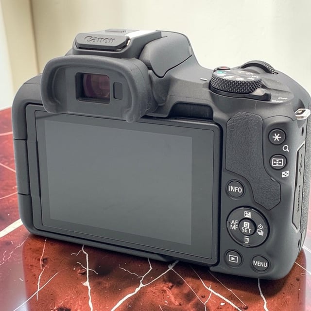 EOS R50 ボディ "ブラック"