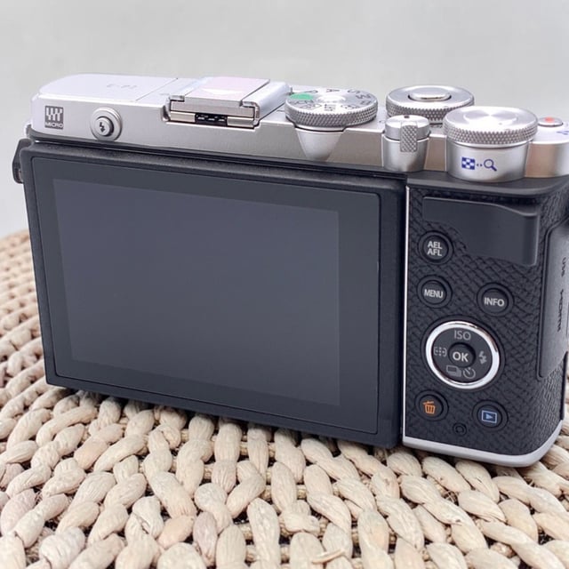 OLYMPUS PEN E-P7 ボディ "シルバー"