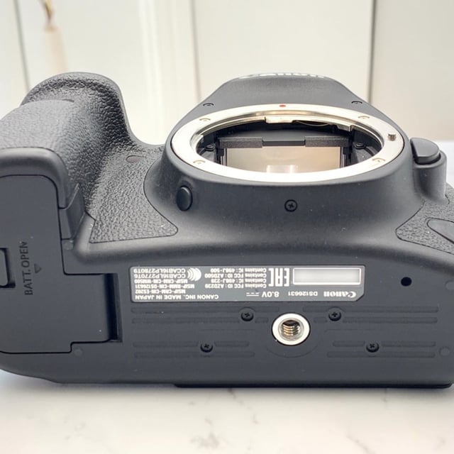 EOS 6D Mark II ボディ