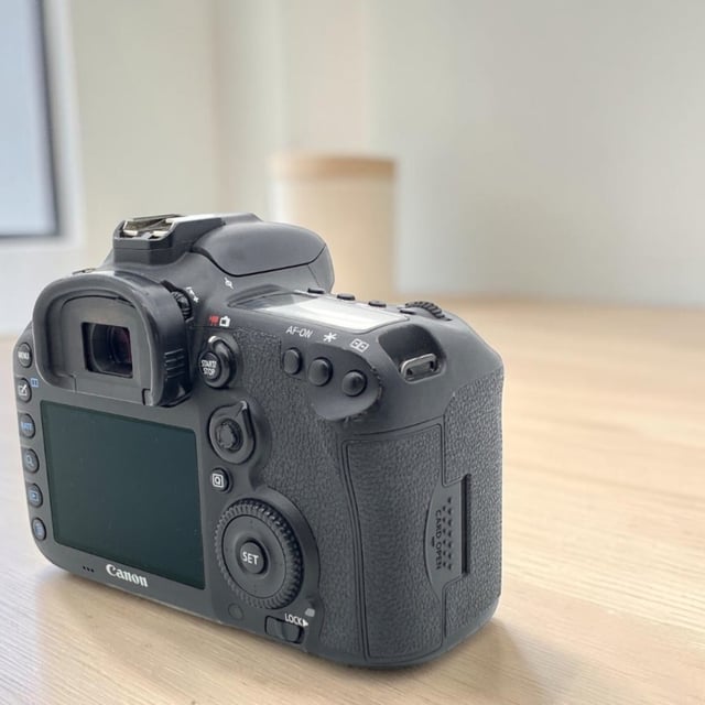 EOS 7D Mark II ボディ