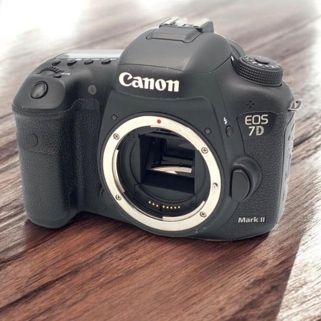 EOS 7D Mark II ボディ
