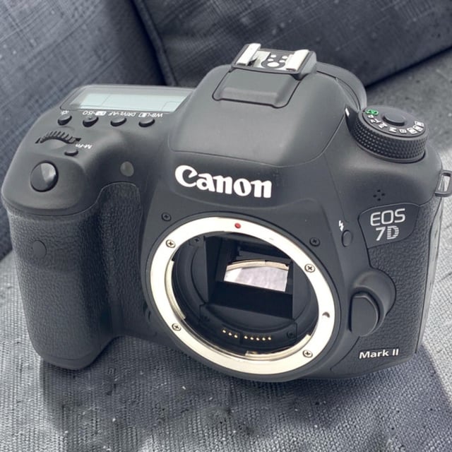 EOS 7D Mark II ボディ