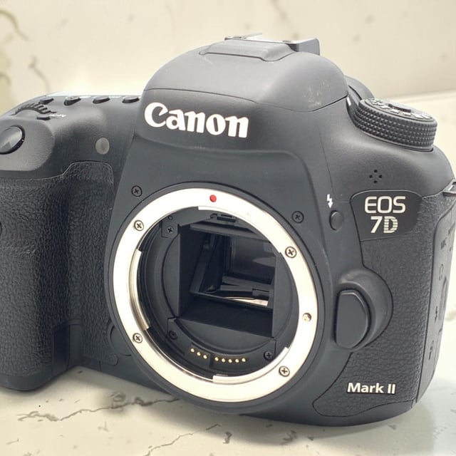 EOS 7D Mark II ボディ
