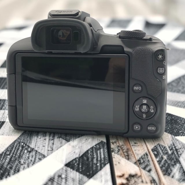 EOS R50 ボディ "ブラック"
