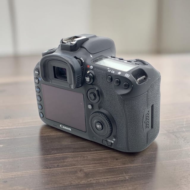 EOS 7D Mark II ボディ