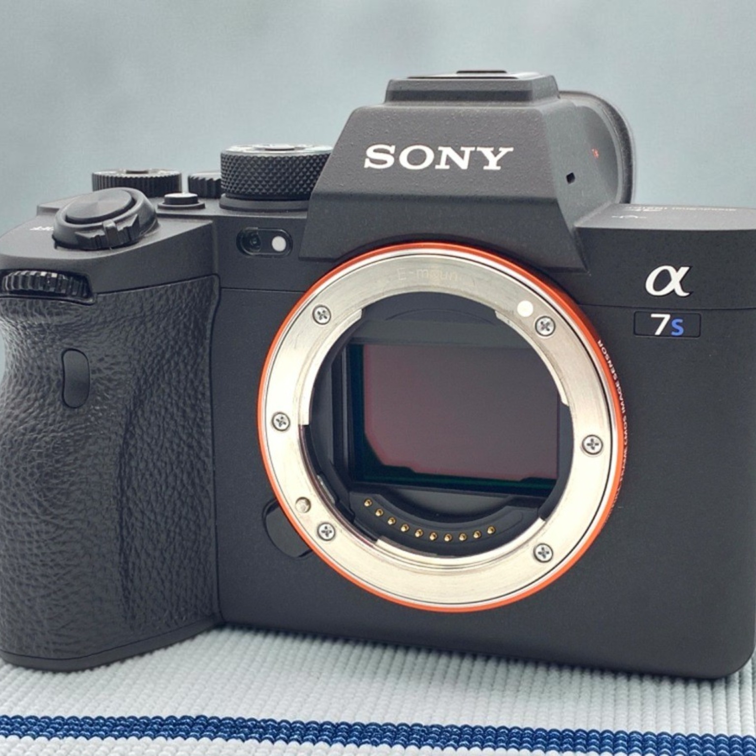 SONY α7RII ボディ ILCE-7RM2（ショット数3927回） SONY α7R II ILCE-7RM2 ボディの中古 (美品)・¥189,030・シャッター