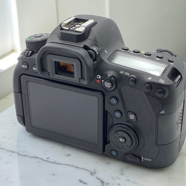 EOS 6D Mark II ボディ